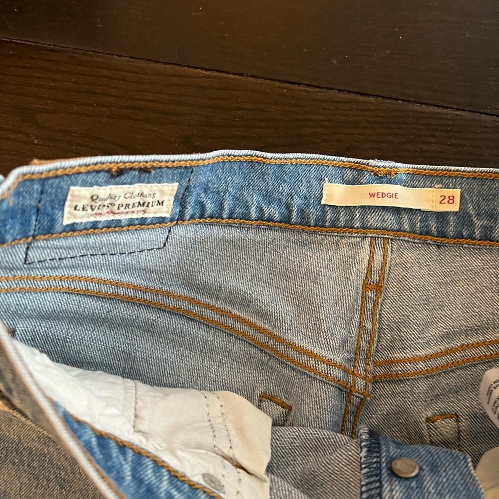 501 Wedgie jeans size 28. Pristine condition. - Picture 3 of 3